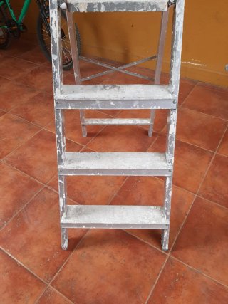 Escalera aluminio 4 peldaños