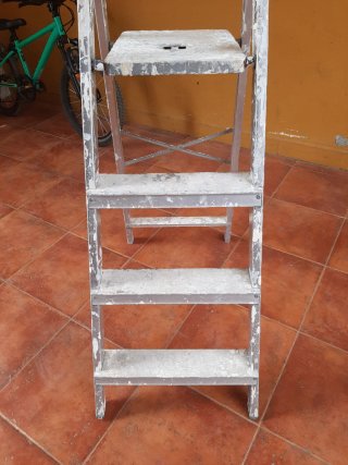 Escalera aluminio 4 peldaños