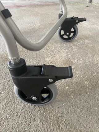Silla de ducha plegable con ruedas
