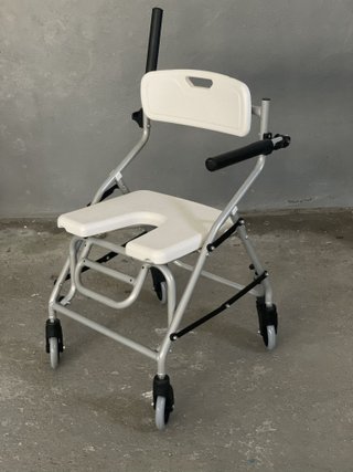 Silla de ducha plegable con ruedas