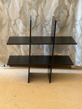 Estantería negra de madera