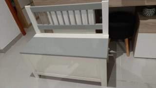 Banco de madera gris y blanco