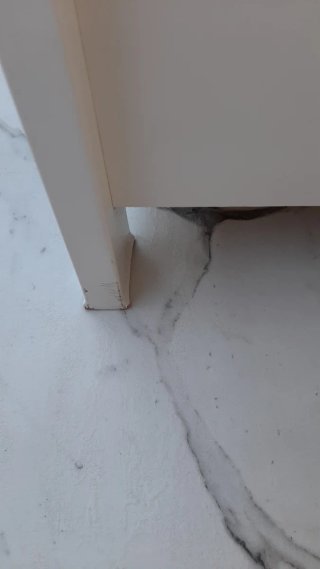Banco de madera gris y blanco