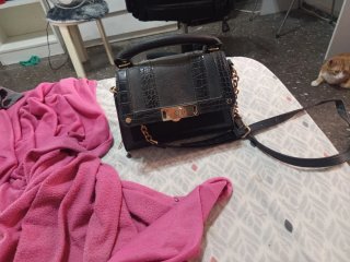 Bolso negro mano y hombro