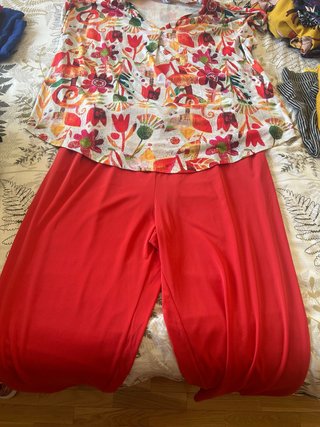 Conjunto 2 piezas estampado y pantalón rojo