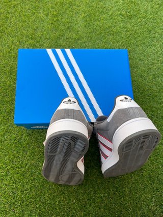 Adidas Campus Gris y Rojo