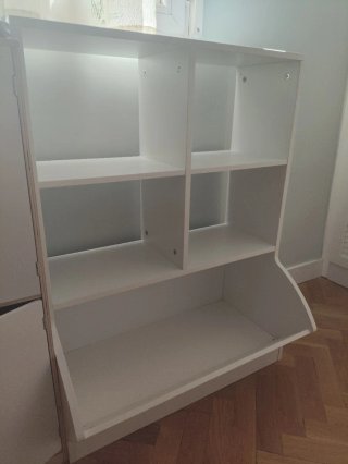 Mueble estantería blanca de madera.