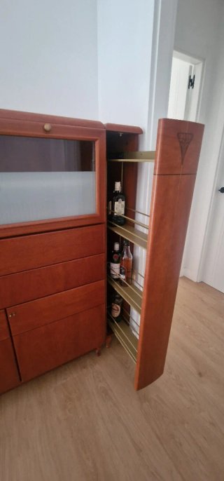 Aparador de madera con vitrina