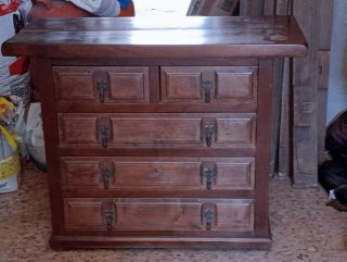 Cómoda de madera con 5 cajones