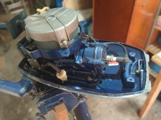 Motor fueraborda Tohatsu 5CV cola larga.