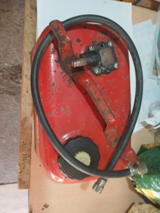 Motor fueraborda Tohatsu 5CV cola larga.