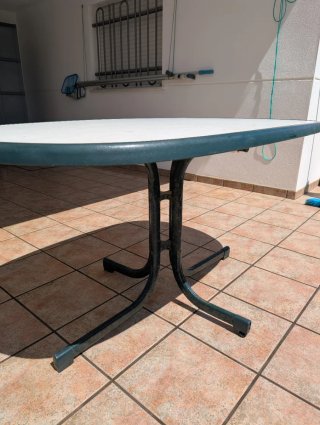 Mesa exterior plegable blanca y verde oscura.