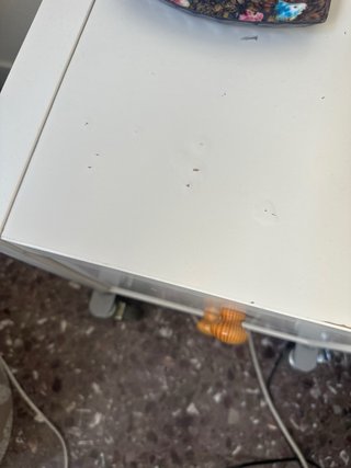 Mesita de noche blanca con ruedas