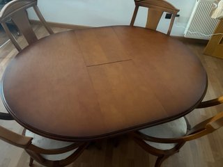 Mesa redonda de madera con 4 sillas extensible