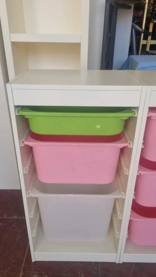 Estanterías con cajones de plástico
