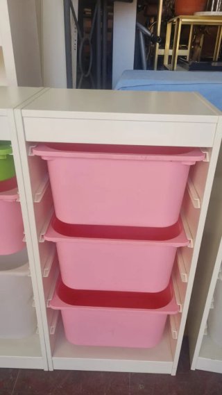 Estanterías con cajones de plástico