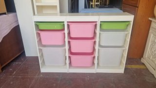 Estanterías con cajones de plástico