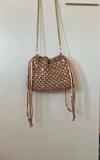 Borsa a tracolla metallizzata oro tendente al rosa