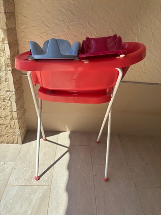 Bañera para bebé roja con soportes