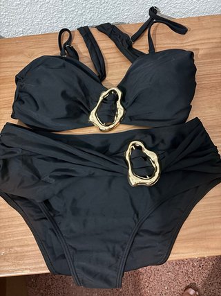 Bikini negro con detalle dorado