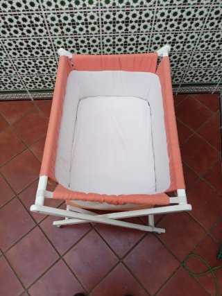 Mini cuna bebé con peluche jirafa