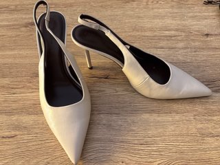 Zapatos beige tacón destalonados talla 41