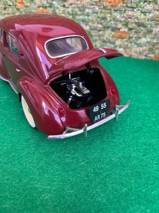 Renault 4CV 1997 – Escala 1:17 Solido