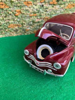 Renault 4CV 1997 – Escala 1:17 Solido
