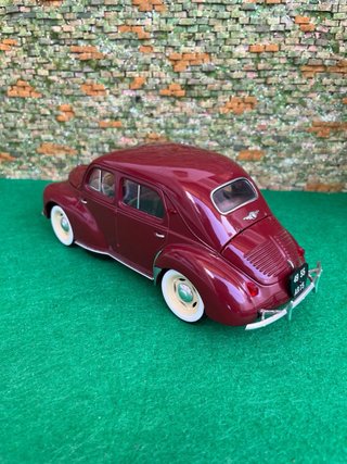 Renault 4CV 1997 – Escala 1:17 Solido