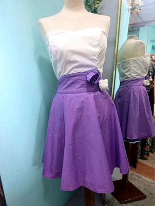 Vestido morado y blanco con flor