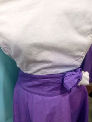 Vestido morado y blanco con flor