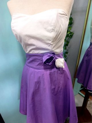 Vestido morado y blanco con flor