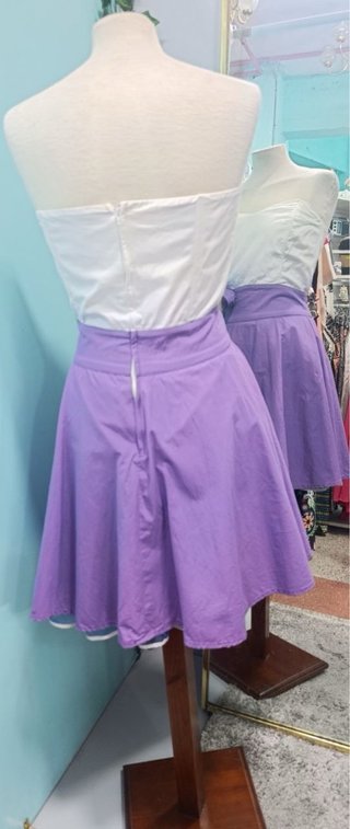 Vestido morado y blanco con flor