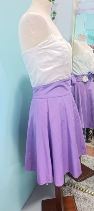 Vestido morado y blanco con flor