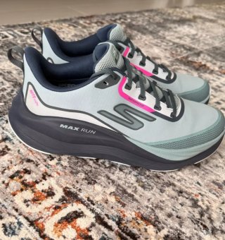 Skechers Max Run Waterproof Gris Rosa