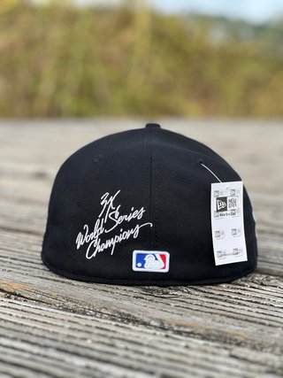 Gorra New Era 7 1/8 Negra y Blanca