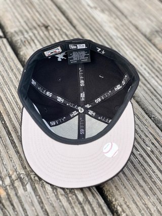 Gorra New Era 7 1/8 Negra y Blanca