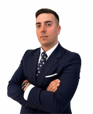 Asesor de servicios y finanzas