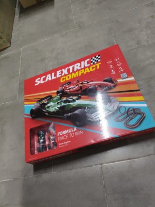 Scalextric Compact Formula Race to Win 1:43