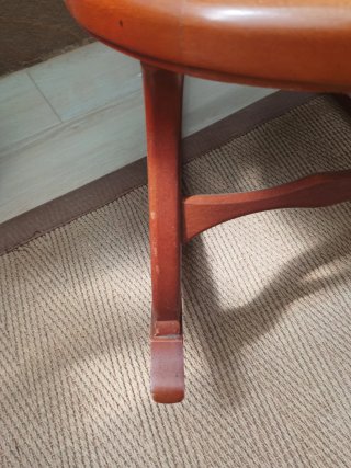 Mecedora de madera tapizada