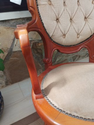 Mecedora de madera tapizada