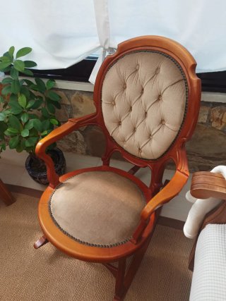 Mecedora de madera tapizada