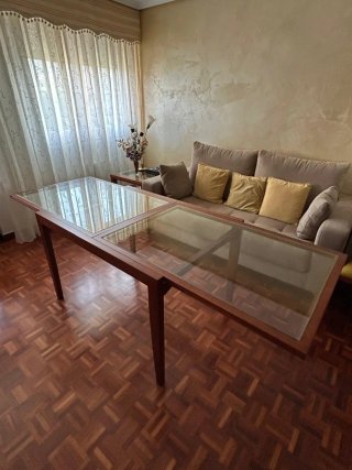 Mesa de salón de madera cerezo y cristal.