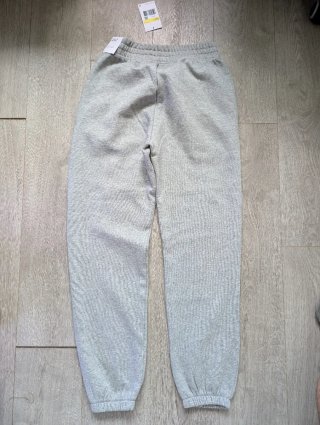 Pantalón Nike gris