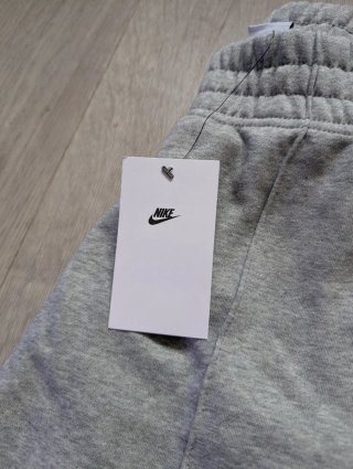 Pantalón Nike gris