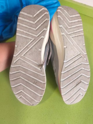 Zapatillas grises y rosas