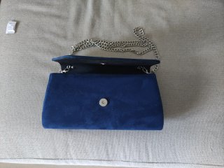 Bolso de mano azul con cadena