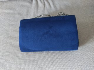 Bolso de mano azul con cadena