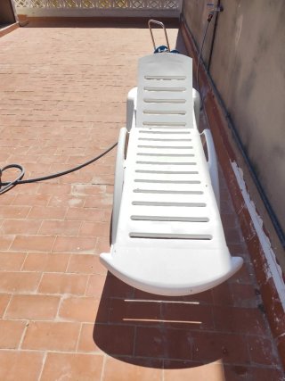 Tumbona de terraza o jardín blanca