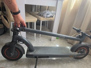 Patinete eléctrico negro